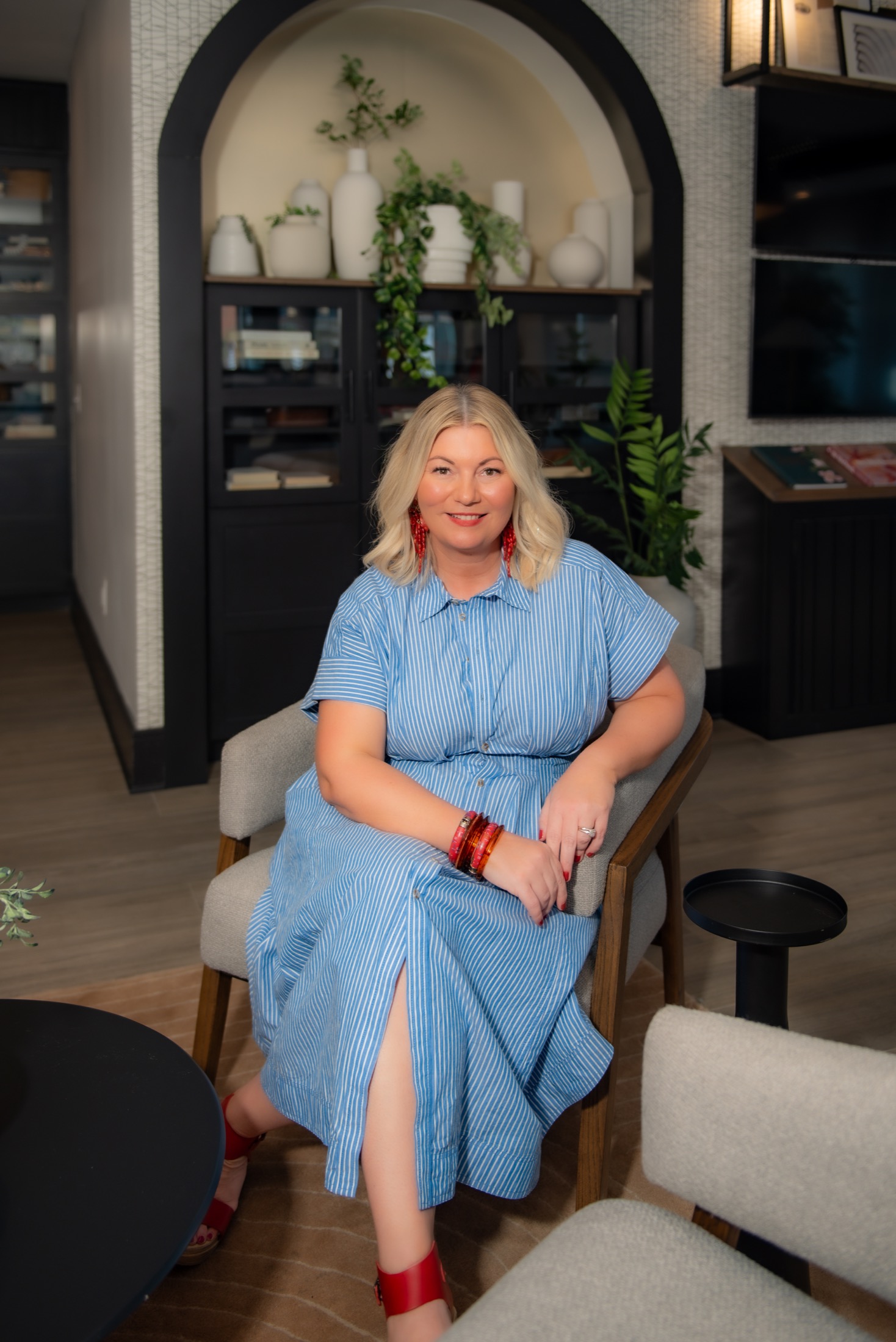 Woman entrepreneur seated in a blue dress during a professional content day